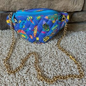 Crossbody, shoulder vinyl quilted fish bag.  Zips with adjustable gold chain.
